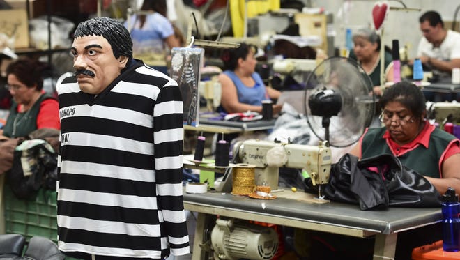 No sólo las máscaras de "El Chapo" se venden, en alguna fábricas lo elaboran junto a su traje de reo para ofrecerle el disfraz completo.
