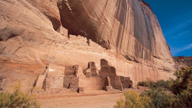 CANYON DE CHELLY --- El otro impresionante cañón en Arizona, Canyon de Chelly, está ubicado completamente dentro de la Reservación Navajo en el noreste del estado. La zona ha estado habitada continuamente por unos cinco mil años, e incluso cuenta con poblados antiguos construidos al lado de acantilados gigantescos. El parque cuenta con senderos para excursiones, pero también se puede recorrer cierta parte en auto. Existen opciones para acampar o tomar visitas guiadas. El cañón está abierto las 24 horas todo el año, 928-674-5500.