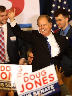Doug Jones derrotó al republicano Roy Moore en la contienda por el senado en Alabama.