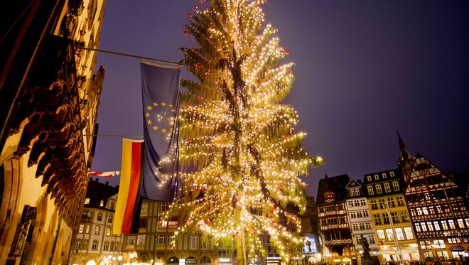El á rbol de Navidad frente al ayuntamiento se dej ó del reciente mercado navide ñ o en Frankfurt, Alemania, el s á bado 29 de diciembre de 2018.