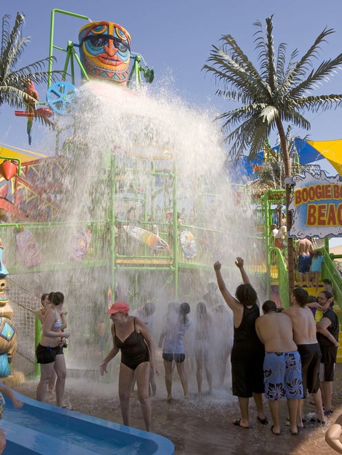 Chicos y grandes se refrescan en Six Flags Hurricane Harbor, anteriormente Wet ' n ' Wild Phoenix.