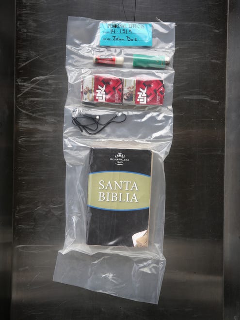 Un chapstick (crema para la resequedad de los labios), dos cajetillas de cigarros, un encendedor,  un cable de cámara y la Santa Biblia.
