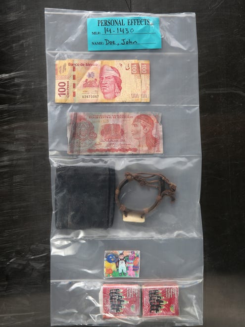 200 pesos mexicanos, un billete de una lempira hondureña, una billetera, una pulsera, la foto de un niño pequeño y una cajita de cerillos mexicanos.