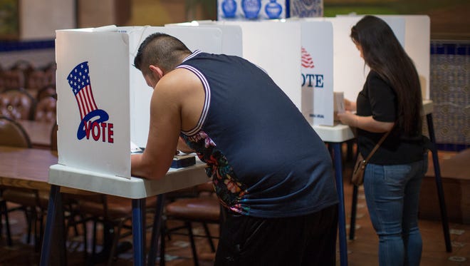 Latinos ejercen su derecho al voto.