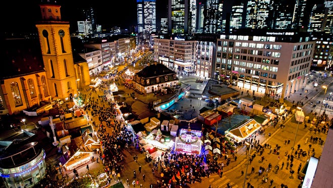 La gente se re ú ne en un peque ñ o mercado navide ñ o en el centro de Frankfurt, Alemania, el mi é rcoles 19 de diciembre de 2018.