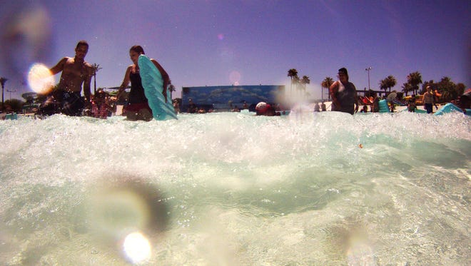 BIG SURF WATERPARK -- El divertido parque tiene varias atracciones para todos los gustos desde una piscina de olas con 2.5 millones de galones de agua, hasta toboganes como “The Black Hole” un tubo oscuro que te deslizara en varias curvas hasta caer en una piscina. Además Big Surf cuenta con una tirolesa de 300 pies de alto que te transporta de un lado de la piscina “wave pool” al otro extremo. -- CUÁNDO: Abierto solamente durante los fines de semana hasta el 29 de mayo. Los sábados abre a las 10 a.m. y los domingos a las 11 a.m. -- DÓNDE: 1500 N. McClintock Dr./Hayden Rd Tempe, AZ, 85281 -- CONTACTO: 480-994-2297, http://bigsurffun.com/