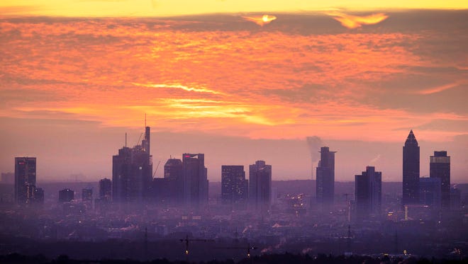 El sol est á a punto de salir sobre los edificios del distrito bancario de Frankfurt, Alemania, el mi é rcoles 5 de diciembre de 2018.