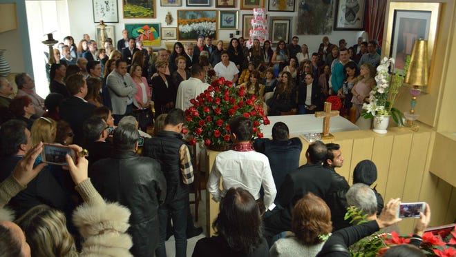 La misa de Acción de Gracias por el centenario de doña Eva Mange, se llevó a cabo en la sala de casa de Laura Zapata.