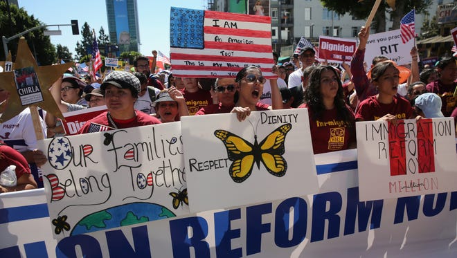 Un grupo de personas protestan en L.A. a favor de una reforma migratoria.