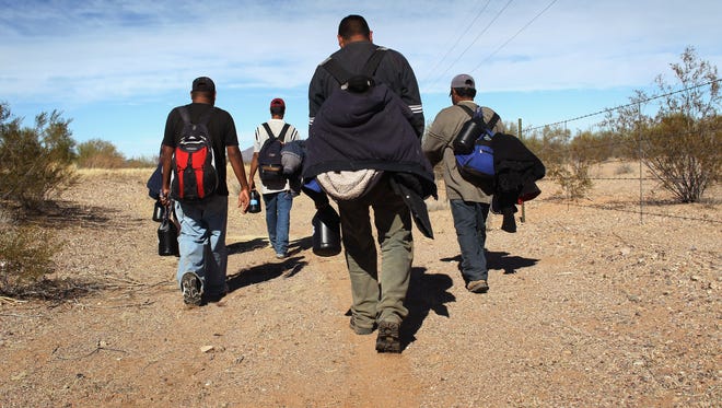Migrantes cruzando el desierto de Arizona.