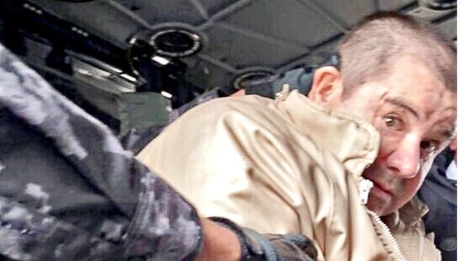Joaquín “El Chapo” Guzmán, el narcotraficante mexicano que logró escaparse en dos ocasiones de penales de alta seguridad, fue extraditado el jueves a Estados Unidos y llegó a un aeropuerto suburbano de Nueva York por la noche.