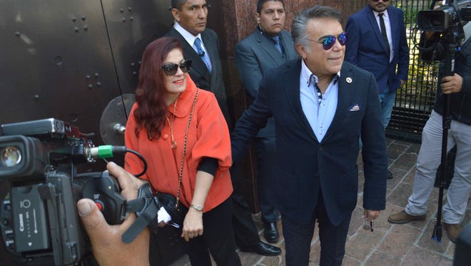 El actor Carlos Ignacio y su esposa, agradecieron la invitación de Laura Zapata.