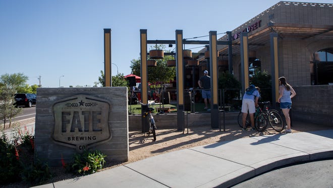La cerveza Oktoberfest de Fate Brewing Company, Fatetoberfest, est á disponible en las tres tabernas de Fate en todo el Valle. Est á n ubicados en 201 E. Southern Ave, Suite 111, Tempe, en 1312 N. Scottsdale Road, Scottsdale y en 7337 E. Shea Blvd., Suite 105, Scottsdale.