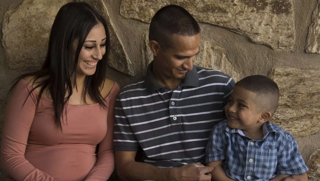 Sonia García y Jesús Berrones sonríen observando a su hijo Jayden, de 5 años, quien padece leucemia (cáncer en la sangre), dentro de la iglesia Shadow Rock en Phoenix, lugar que le brindó refugio para evitar su deportación por parte de ICE.