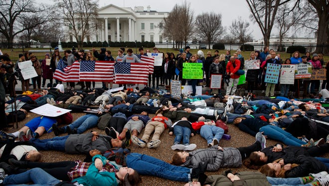 Decenas de personas, la mayoría estudiantes de escuelas del área metropolitana de Washington, se manifestaron hoy ante la Casa Blanca para pedir un mayor control de armas tras el tiroteo que el miércoles pasado dejó 17 muertos en una escuela secundaria de Parkland (Florida).