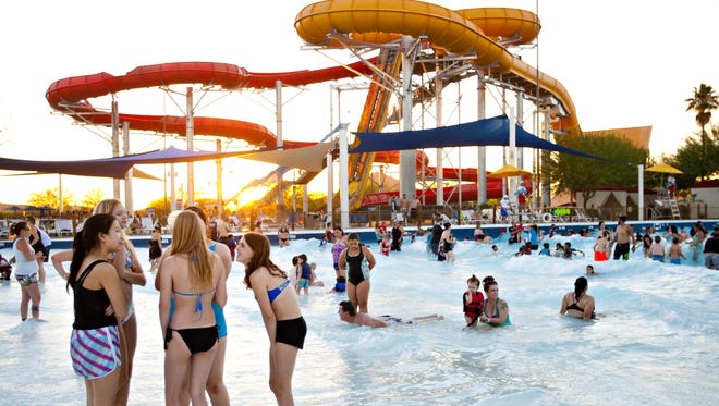 Six Flags Hurricane Harbor, anteriormente Wet ' n ' Wild Phoenix, es una buena opci ó n para refrescarse en verano.
