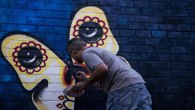 Lalo Cota, quien ha pintado varios murales en Phoenix, aprovech ó la oportunidad de trabajar en el mural " Colibr í " .