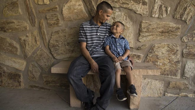 Jesús Berrones convive con su hijo Jayden, de 5 años, quien padece leucemia (cáncer en la sangre), dentro de la iglesia Shadow Rock en Phoenix, lugar que le brindó refugio para evitar su deportación por parte de ICE.