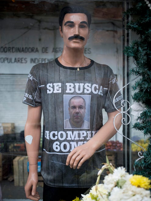 En este maniquí bigotón, que aparenta ser Jesús Malverde, se observa otra camiseta con la figura de "El Chapo" y una leyenda de "Se busca".