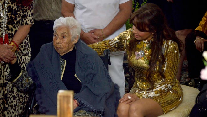 Enfundada en un mini vestido dorado, Thalía acudió al festejo por el centenario de su abuela.