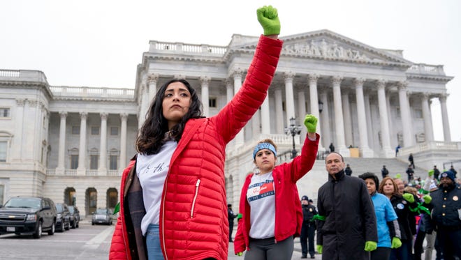 Jóvenes beneficiarios de DACA protestan en Washington.