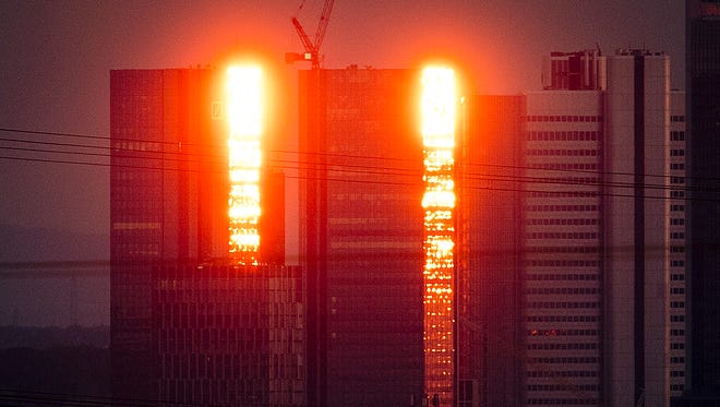 Las torres del Deutsche Bank est á n iluminadas por el sol poniente en Frankfurt, Alemania, el domingo 30 de septiembre de 2018.