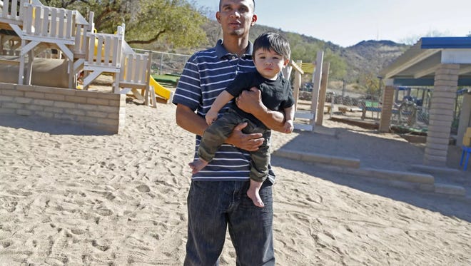 Jesús Berrones carga a su hijo Eric Berrones, de 9 meses, en las instalaciones de la iglesia Shadow Rock en Phoenix, lugar que le brindó refugio para evitar su deportación por parte del ICE.