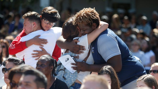 Estudiantes de Marjory Stoneman Douglas High School de Parkland, Florida, así como amigos y familiares, lloran a las víctimas del tiroteo ocurrido el 14 de febrero, 2018, en el que murieron 17 personas, y otras decenas quedaron heridas. Nikolas Cruz, joven de 19 años y sospechoso de haber perpetrado el ataque, ya fue detenido