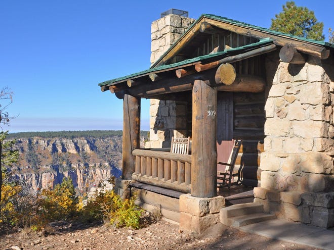 Una cabaña en Grand Canyon Lodge en el borde norte del Gran Cañón.