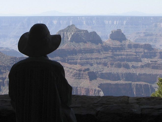 Bill Dellinges, de Apache Junction, tomó esta foto de su esposa, Lora, mirando hacia la majestuosa extensión del Gran Cañón.