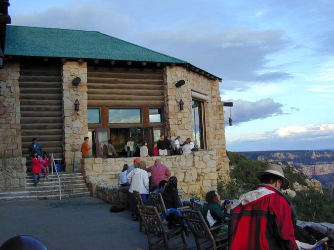 Los visitantes en el North Rim Lodge en el Gran Cañón disfrutan de las espléndidas vistas desde el patio. La cabaña cierra el 15 de octubre durante el invierno, reabriendo el 15 de mayo.