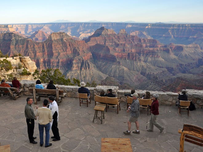 La vista desde el patio en el Grand Canyon Lodge en el borde norte del Gran Cañón. El albergue cierra el 15 de octubre para el invierno, reabriendo el 15 de mayo.
