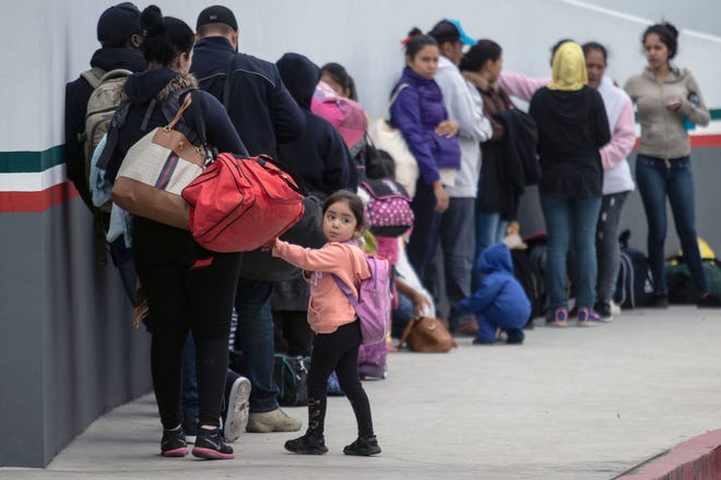Migrantes en el puerto de entrada El Chaparral, en Tijuana, hacen fila en espera de su turno para poder solicitar asilo en EEUU.