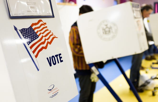 Estadounidenses emiten su voto el día de las elecciones.
