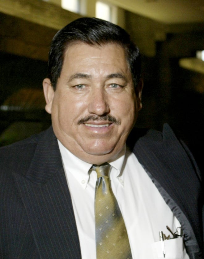 Manny García (izq) fundador y director de Prensa Hispana.