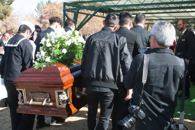 La música de “Las golondrinas” sonoo a la llegada del féretro con los restos de Don Manuel Lafarga García.