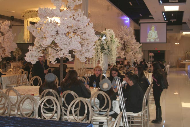 El espacio del conocido salón de recepciones albergó a numerosas personas, que se hicieron presentes en los funerales del fundador de Prensa Hispana el viernes 4 de enero de 2018.