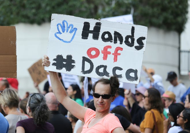Inmigrantes y activistas de derechos humanos protestan contra la decisión del presidente estadounidense, Donald Trump, de poner fin al programa de Acción Diferida para los Llegados en la Infancia (DACA).