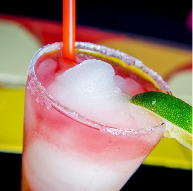 Sandbar Mexican Grill ofrece bebidas tropicales y coloridas como esta margarita.