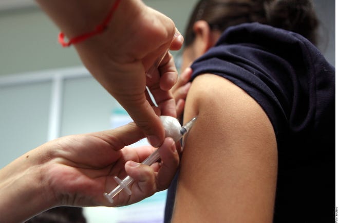 Una persona recibe una vacuna. Foto archivo.