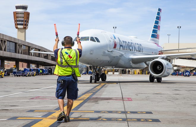 Un Airbus A-319 de American Airlines llega al aeropuerto internacional de Sky Harbor después de volar desde Tucson, el viernes 10 de mayo de 2019.