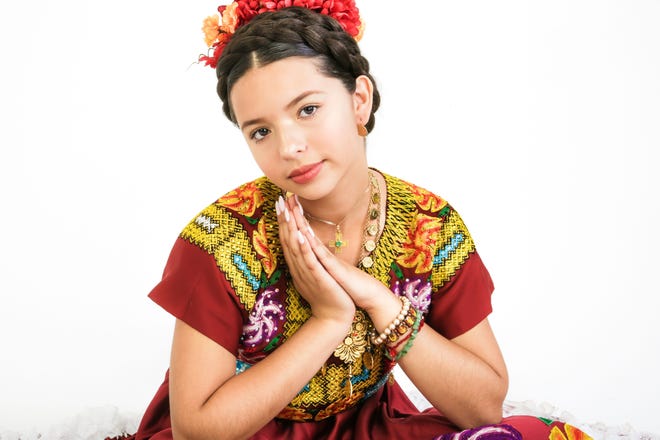 Ángela Aguilar, hija de Pepe Aguilar, tiene una de las voces más potentes en el género de mariachi, pese a su corta edad.