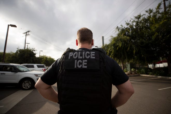 Agente de ICE vigila un vecindario. Foto archivo