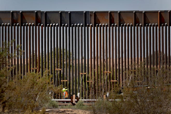 Al sur de Yuma, Arizona, se eleva un gigantesco muro junto al desierto que reemplazará barreras mucho más bajas, pensadas para frenar autos, no personas.  Esta sección de 8 kilómetros (5 millas) de cerco es donde empieza a tomar forma la promesa más importante que hizo Donald Trump en su campaña presidencial, la de construir un muro a lo largo de toda la frontera sur.