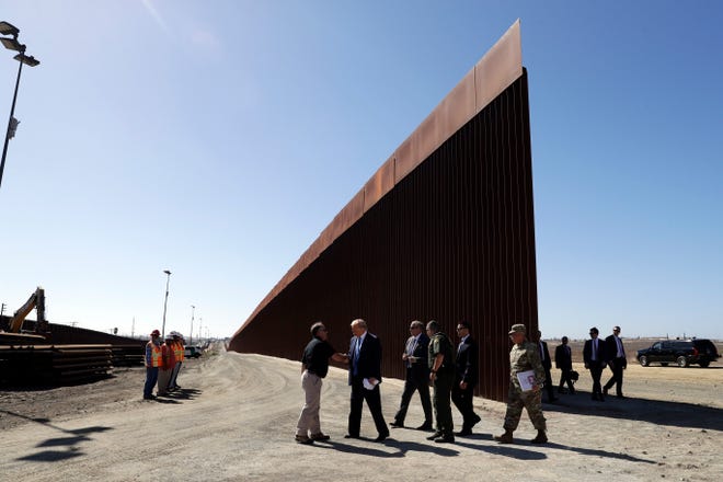 El presidente Donald Trump durante su visita al muro en California.