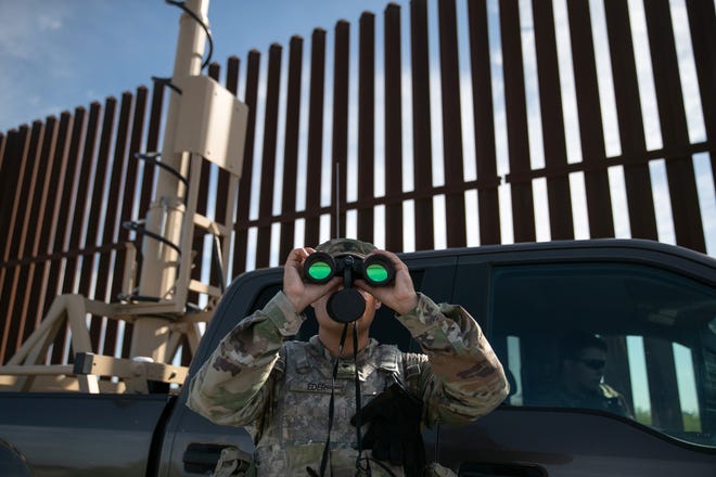 Un elemento de la Border Patrol vigila laFgrontera.