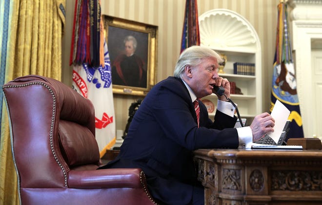 El presidente Donald Trump realiza llamada telefónica.