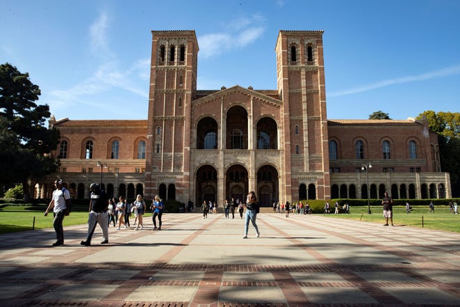 Estudiantes caminan en el campus de la Universidad de California en Los Ángeles (UCLA) en Los Ángeles, California (EE. UU.).
