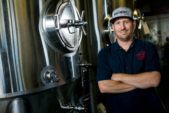 Neal Huttenhow es el maestro cervecero detr á s de las solicitadas bebidas en Saddle Mountain Brewing Company. Para el oto ñ o, la cervecer í a tiene una cerveza Oktoberfest de barril. Encu é ntrela en 15651 W. Roosevelt Street, Goodyear.