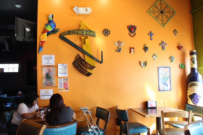 Los clientes pasan una tarde en el Tres Leches Cafe, una cafeter í a y panader í a mexicana, el pasado 17 de octubre del 2019. La ubicaci ó n de la cafeter í a en el centro de Phoenix cerr ó permanentemente durante la pandemia de coronavirus.